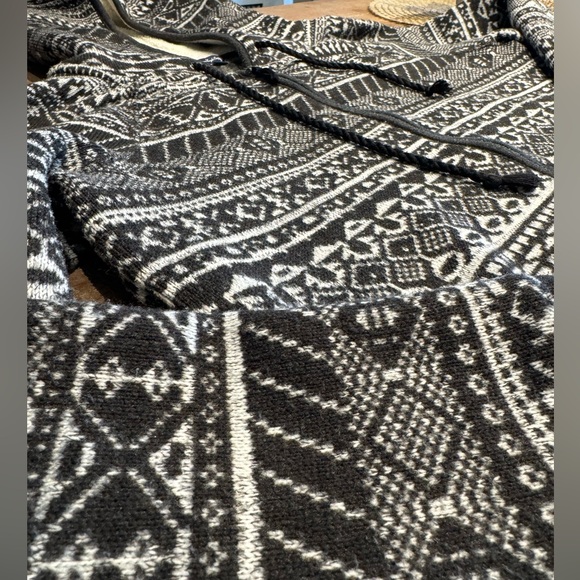 American Eagle Knit Black & White Aztec
Print Zip Up hoodie - Picture 8 of 9